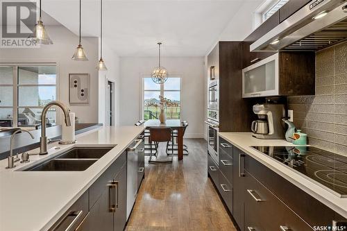 911 Hastings Crescent, Saskatoon, SK - Indoor Photo Showing Kitchen With Double Sink With Upgraded Kitchen