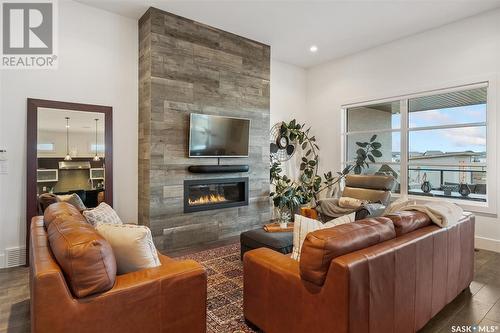 911 Hastings Crescent, Saskatoon, SK - Indoor Photo Showing Living Room With Fireplace