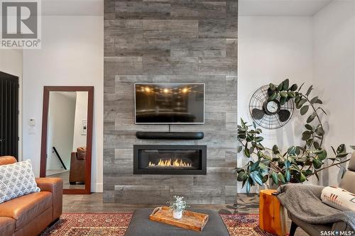 911 Hastings Crescent, Saskatoon, SK - Indoor Photo Showing Living Room With Fireplace