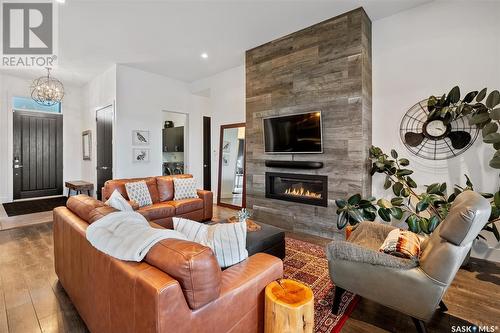 911 Hastings Crescent, Saskatoon, SK - Indoor Photo Showing Living Room With Fireplace