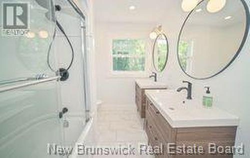 49 Pembroke Crescent, Fredericton, NB - Indoor Photo Showing Bathroom