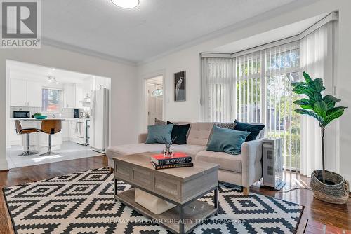 25 Arcadian Circle, Toronto, ON - Indoor Photo Showing Living Room