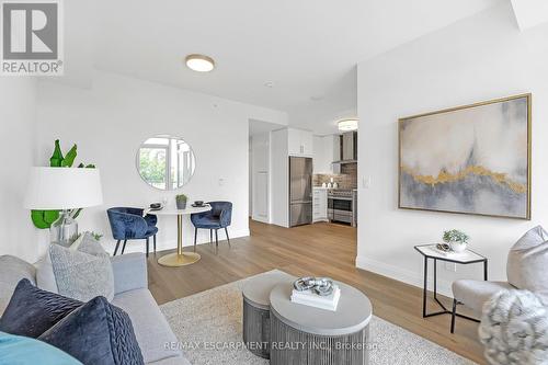 501 - 500 Brock Avenue W, Burlington (Shoreacres), ON - Indoor Photo Showing Living Room