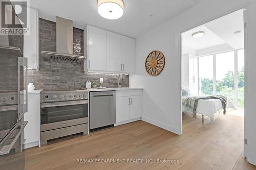 501 - 500 Brock Avenue W, Burlington, ON - Indoor Photo Showing Kitchen