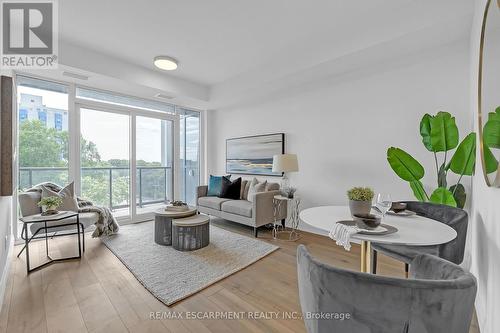 501 - 500 Brock Avenue W, Burlington (Shoreacres), ON - Indoor Photo Showing Living Room