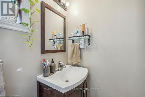 10 Craigmiller Avenue, Hamilton, ON - Indoor Photo Showing Bathroom