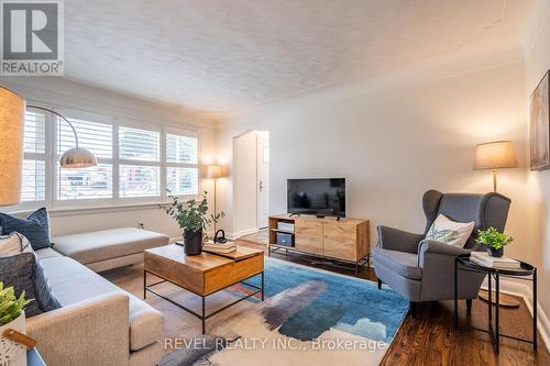 198 West 32Nd Street, Hamilton, ON - Indoor Photo Showing Living Room