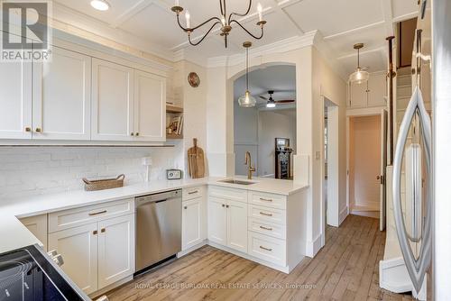 297 Charlton Avenue W, Hamilton, ON - Indoor Photo Showing Kitchen