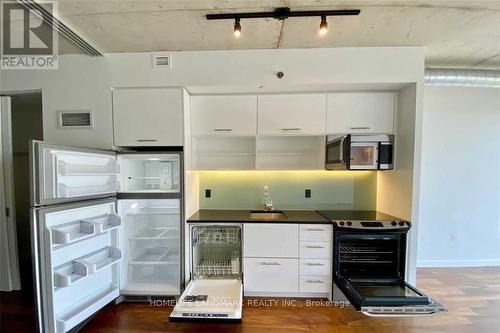 823 - 32 Trolley Crescent, Toronto, ON - Indoor Photo Showing Kitchen