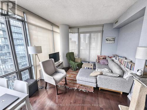 3202 - 38 Grenville Street, Toronto, ON - Indoor Photo Showing Living Room