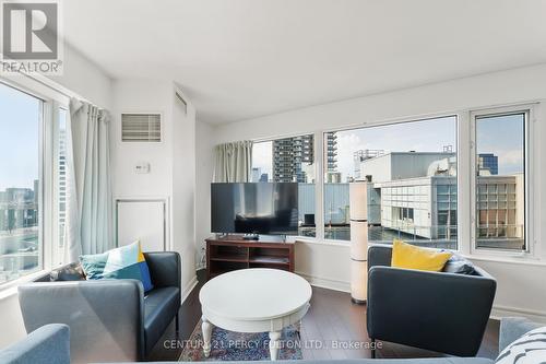 2411 - 210 Victoria Street, Toronto (Church-Yonge Corridor), ON - Indoor Photo Showing Living Room