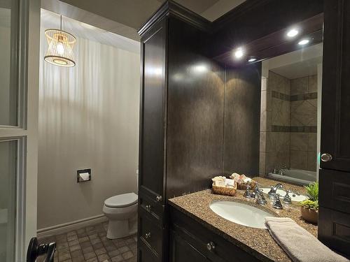 354 Riverside Drive, Thunder Bay, ON - Indoor Photo Showing Bathroom