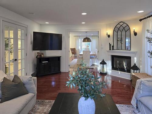 354 Riverside Drive, Thunder Bay, ON - Indoor Photo Showing Living Room With Fireplace