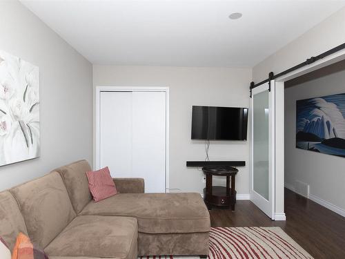 275 Bay Street, Thunder Bay, ON - Indoor Photo Showing Living Room