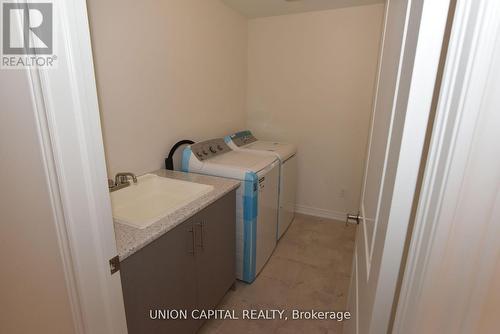 1378 Davis Loop N, Innisfil, ON - Indoor Photo Showing Laundry Room