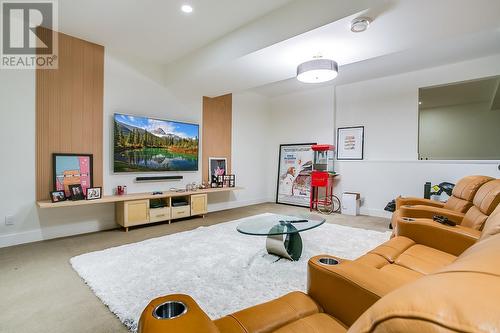 2830 East Kelowna Road, Kelowna, BC - Indoor Photo Showing Living Room