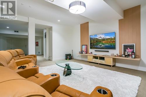 2830 East Kelowna Road, Kelowna, BC - Indoor Photo Showing Living Room