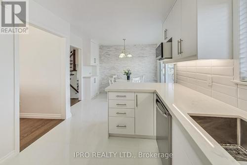 61 Geneva Crescent, Brampton, ON - Indoor Photo Showing Kitchen