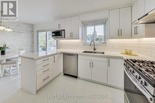 61 Geneva Crescent, Brampton, ON - Indoor Photo Showing Kitchen With Double Sink With Upgraded Kitchen