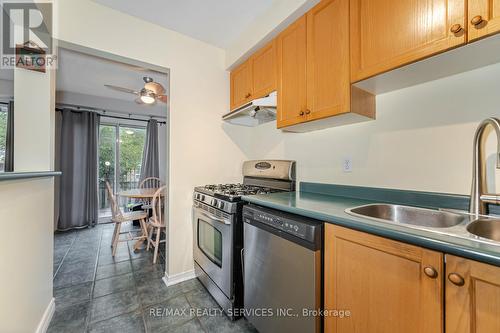 98 - 200 Cresthaven Road, Brampton (Snelgrove), ON - Indoor Photo Showing Kitchen With Double Sink