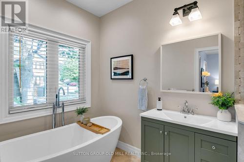 76 Mayfield Avenue, Toronto, ON - Indoor Photo Showing Bathroom