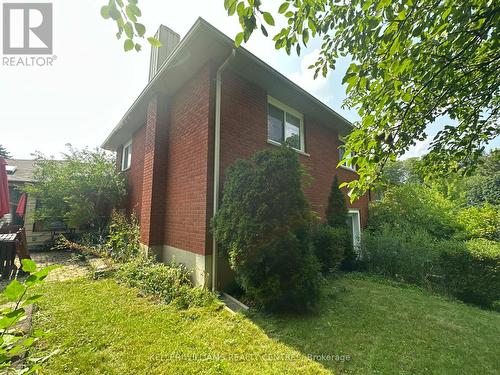 6 Dayman Court, Kitchener, ON - Outdoor