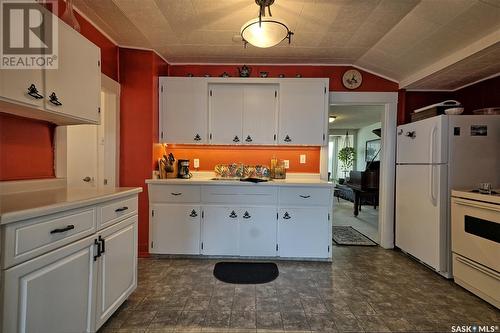 818 F Avenue N, Saskatoon, SK - Indoor Photo Showing Kitchen