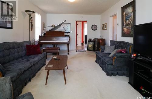 818 F Avenue N, Saskatoon, SK - Indoor Photo Showing Living Room