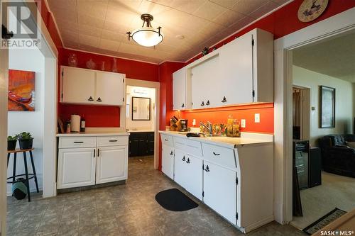 818 F Avenue N, Saskatoon, SK - Indoor Photo Showing Kitchen