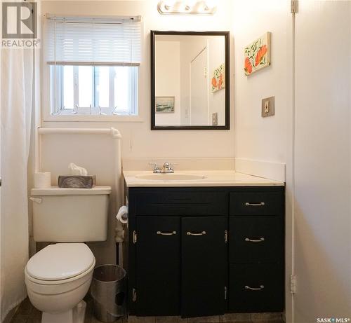 818 F Avenue N, Saskatoon, SK - Indoor Photo Showing Bathroom