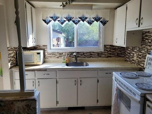 8 Schmidt Crescent, Dryden, ON - Indoor Photo Showing Kitchen