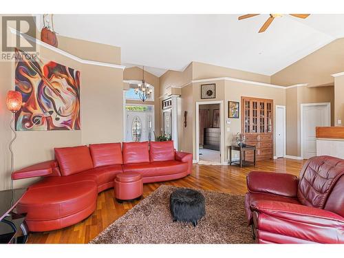 6097 Beatrice Road, Peachland, BC - Indoor Photo Showing Living Room