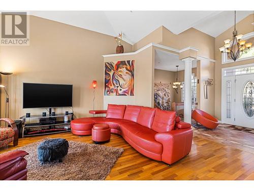 6097 Beatrice Road, Peachland, BC - Indoor Photo Showing Living Room