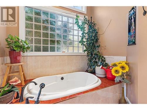 6097 Beatrice Road, Peachland, BC - Indoor Photo Showing Bathroom