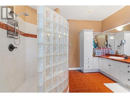 6097 Beatrice Road, Peachland, BC - Indoor Photo Showing Bathroom