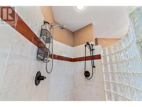 6097 Beatrice Road, Peachland, BC - Indoor Photo Showing Bathroom