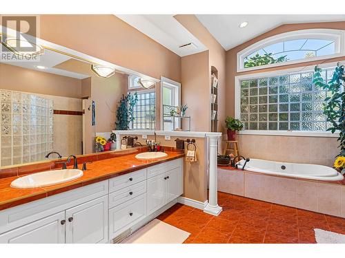 6097 Beatrice Road, Peachland, BC - Indoor Photo Showing Bathroom