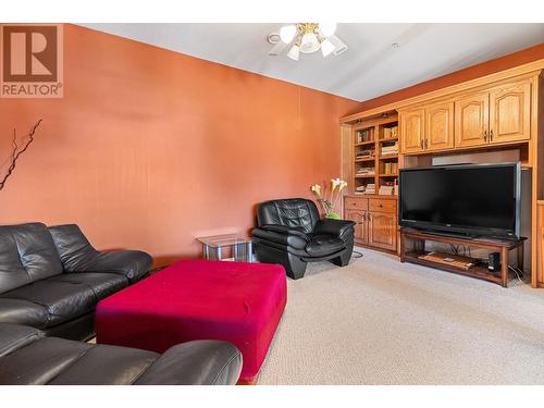 6097 Beatrice Road, Peachland, BC - Indoor Photo Showing Living Room