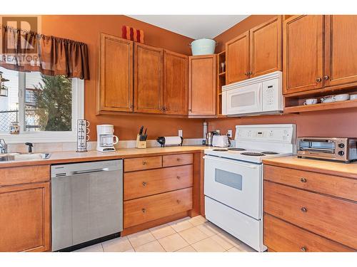 6097 Beatrice Road, Peachland, BC - Indoor Photo Showing Kitchen