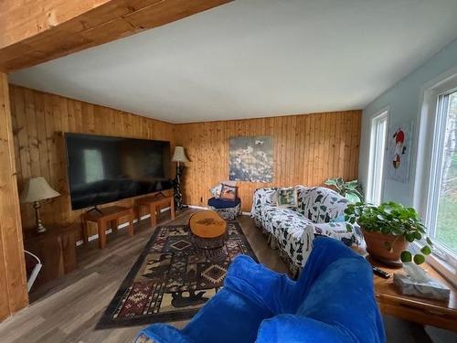 2335 Richan Road, Dryden, ON - Indoor Photo Showing Living Room