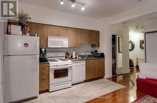 515 - 9 Spadina Avenue, Toronto, ON - Indoor Photo Showing Kitchen