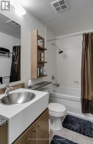 515 - 9 Spadina Avenue, Toronto, ON - Indoor Photo Showing Bathroom