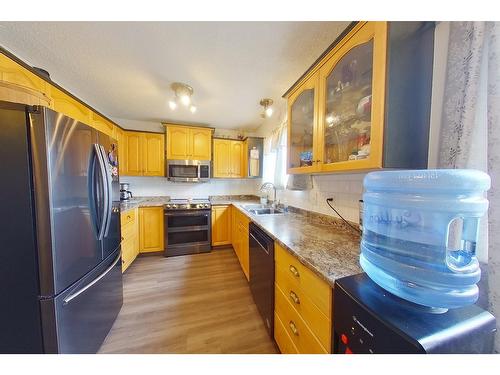 1213 10Th Avenue S, Cranbrook, BC - Indoor Photo Showing Kitchen