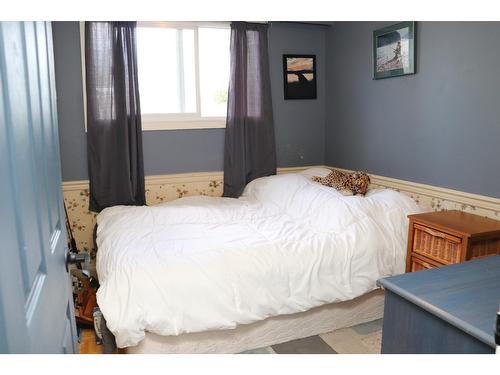 1213 10Th Avenue S, Cranbrook, BC - Indoor Photo Showing Bedroom