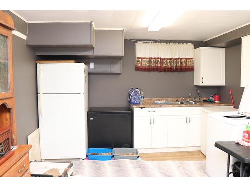 1213 10Th Avenue S, Cranbrook, BC - Indoor Photo Showing Kitchen