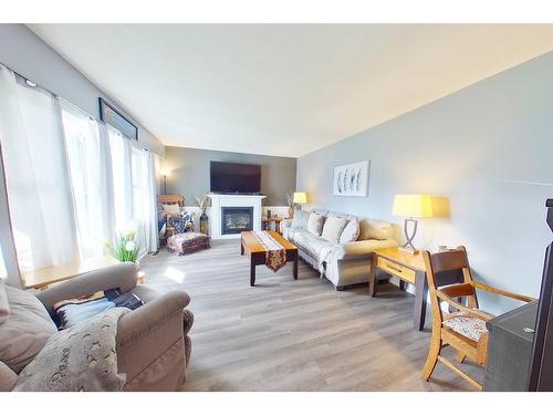 1213 10Th Avenue S, Cranbrook, BC - Indoor Photo Showing Living Room With Fireplace