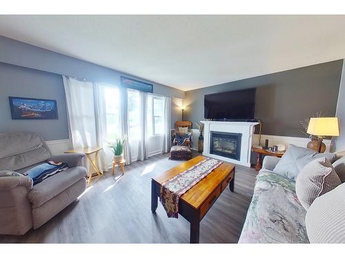 1213 10Th Avenue S, Cranbrook, BC - Indoor Photo Showing Living Room With Fireplace