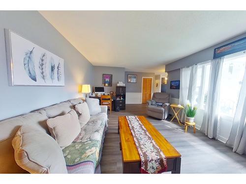 1213 10Th Avenue S, Cranbrook, BC - Indoor Photo Showing Living Room