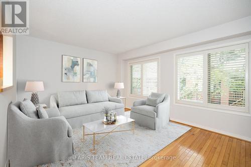 9 Briarwood Drive, New Tecumseth, ON - Indoor Photo Showing Living Room