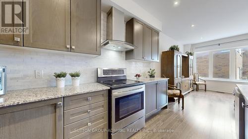 11 Thornapple Lane, Richmond Hill (Oak Ridges Lake Wilcox), ON - Indoor Photo Showing Kitchen With Upgraded Kitchen